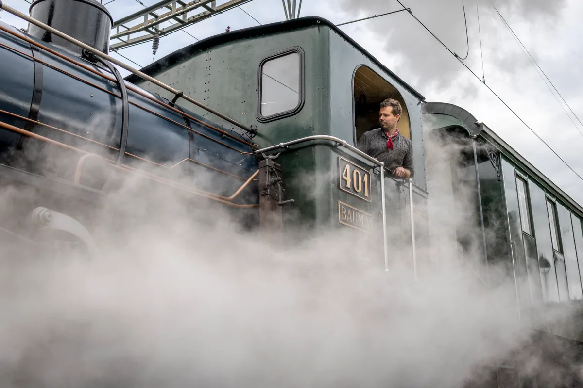 Unverzichtbar ist der Dampf ohnehin. Auf jeden Fall verleiht dieser den Oldtimer-Zügen auch etwas Mystisches, was modernen Zügen fehlt. Eine Dampflok mit Chauffeur.